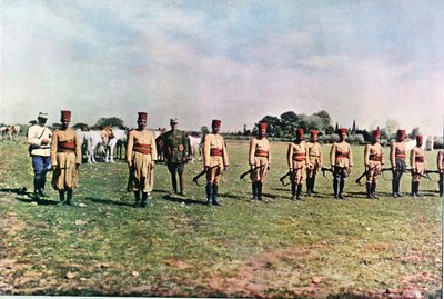 Fucilieri marocchini e due ufficiali francesi durante la Battaglia della Marna a est di Parigi, settembre 1914 da Jules Gervais Courtellemont